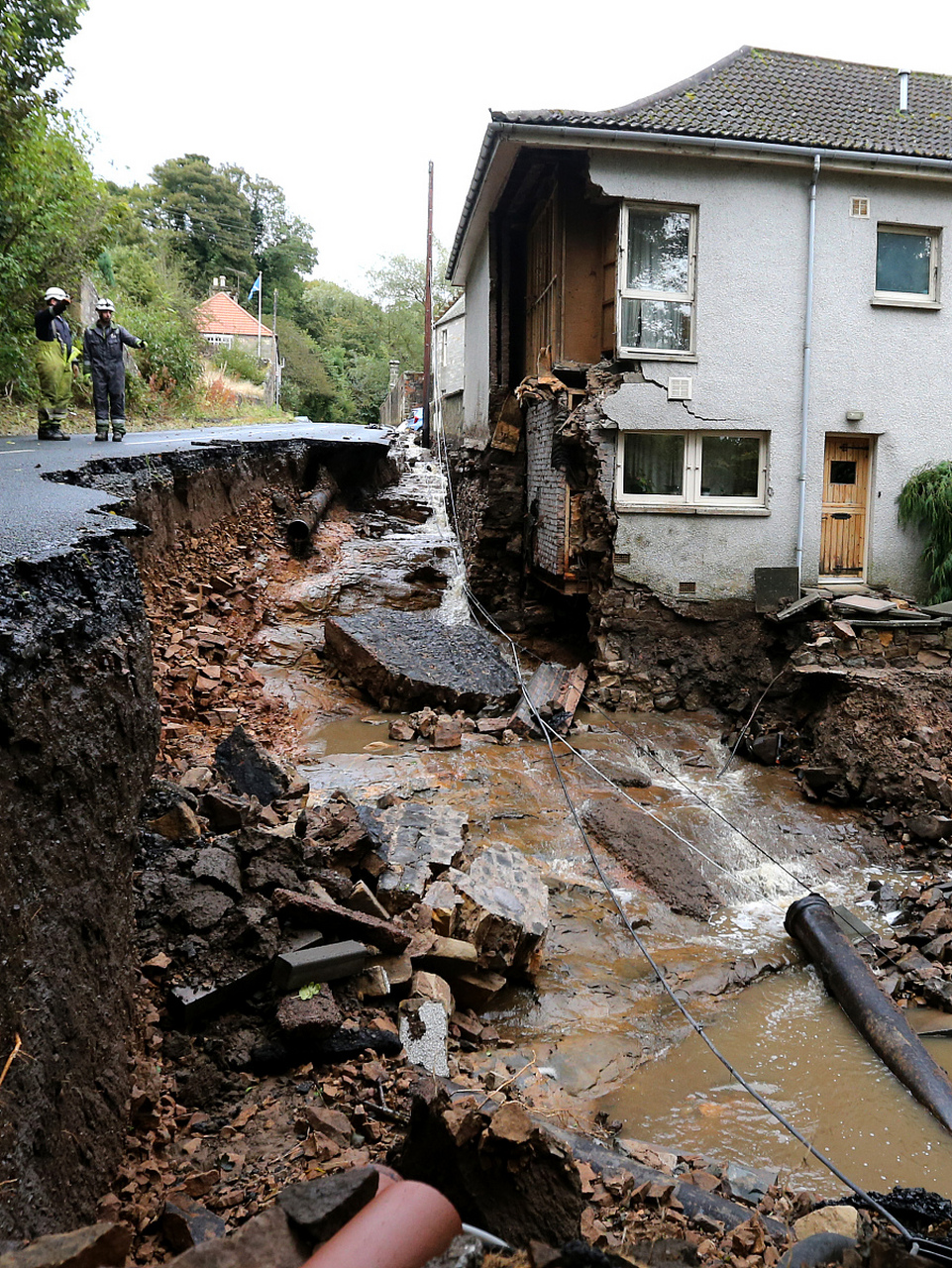 洪水过后的河北涞水县野三坡,180万装修的民宿及农家乐被冲得七零八落