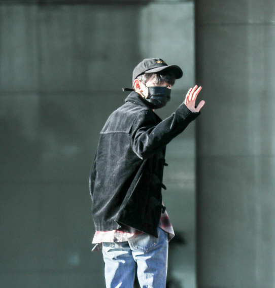 王源穿格子衫踩运动鞋活力十足,一步三回头向粉丝挥手问候超暖心