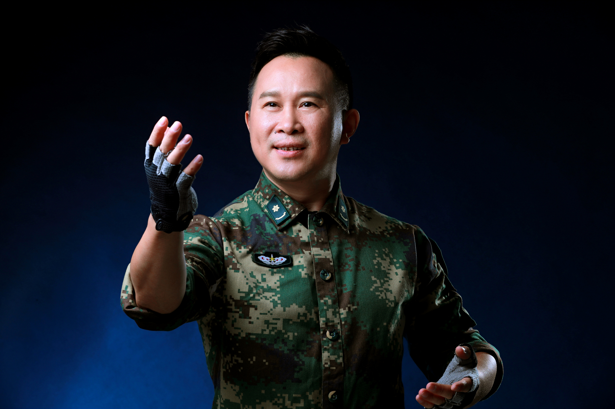 奋斗新时代,常怀赤子心——军旅歌唱家金波大兴国际机场慰问献唱