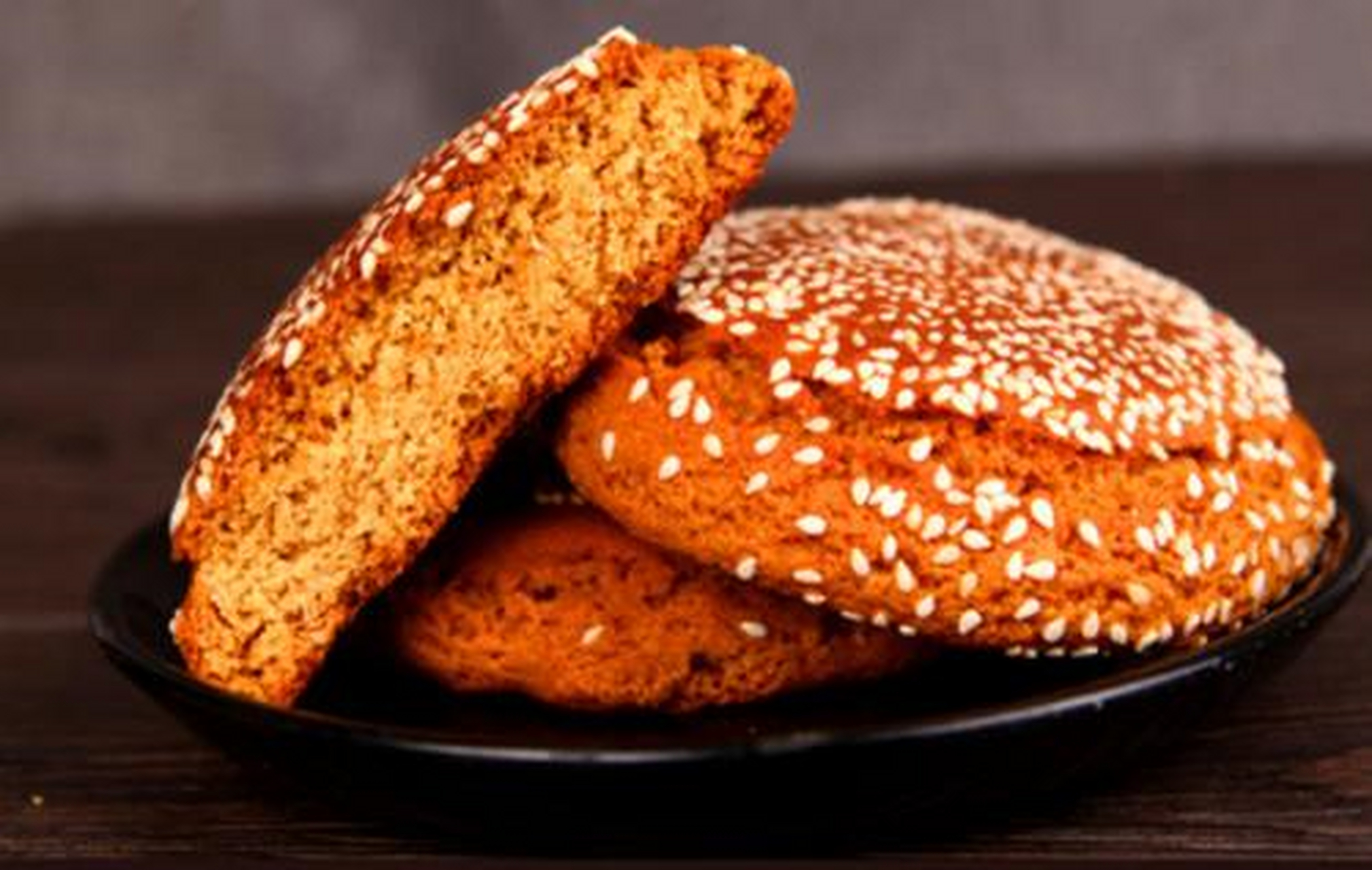 太谷饼是山西省传统名吃,因产于太谷县得名