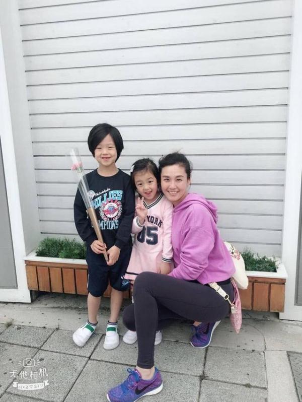 小泡芙兄妹用双手作画,为妈妈准备母亲节礼物,好暖心!