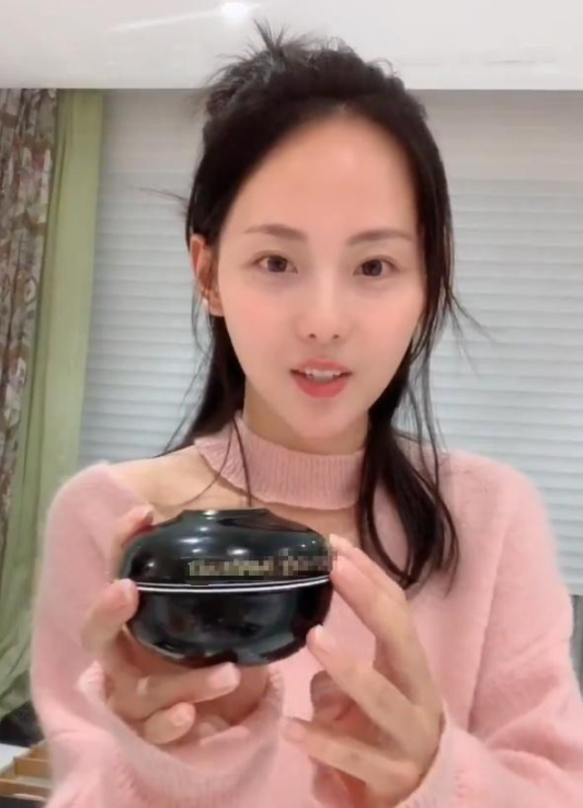 张嘉倪素颜分享"秘密,面霜价值5位数,网友:快说让我死心!