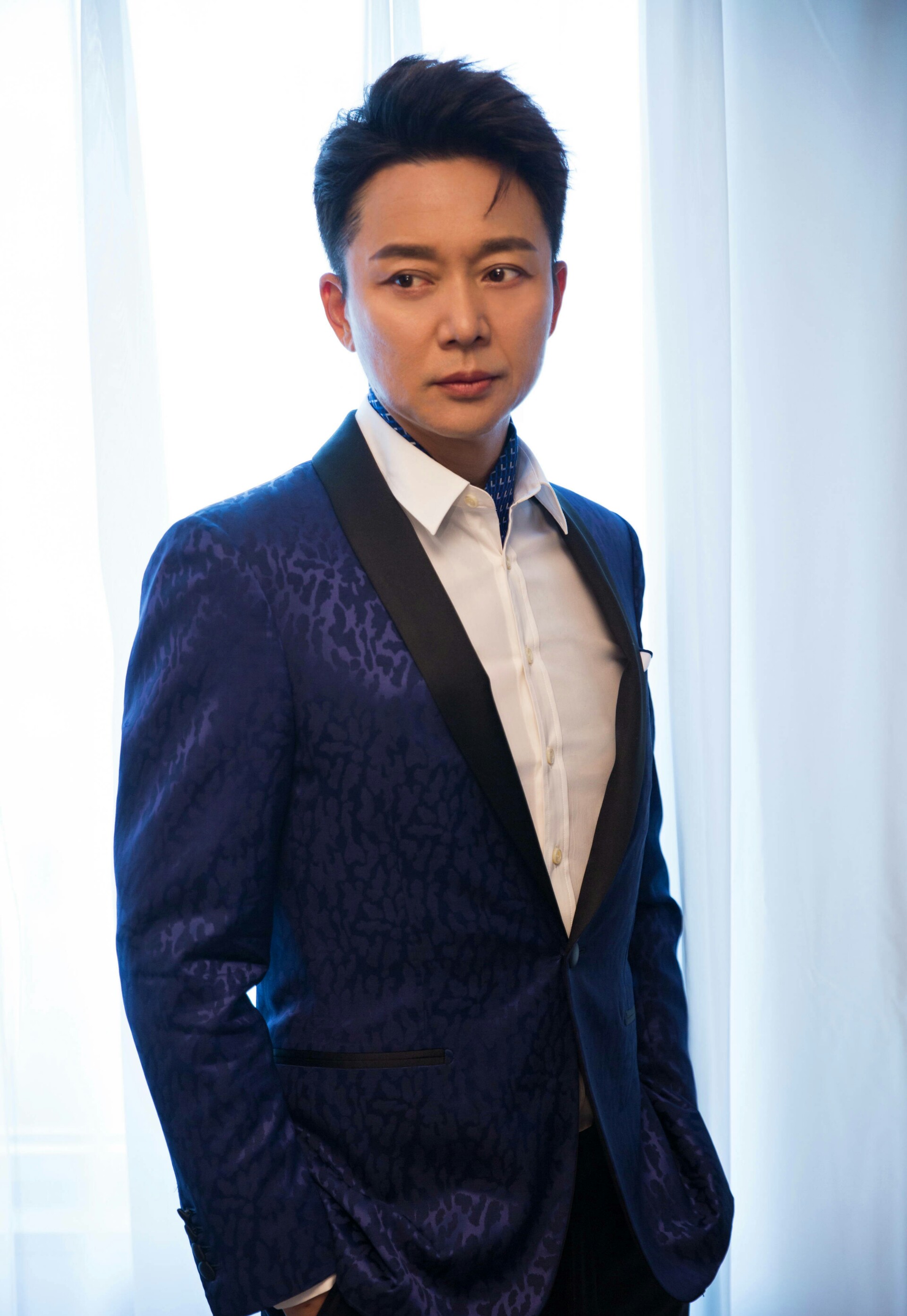 演员刘奕君发微博表示可以去试试现代戏.并且配上了几张穿西装的照片!