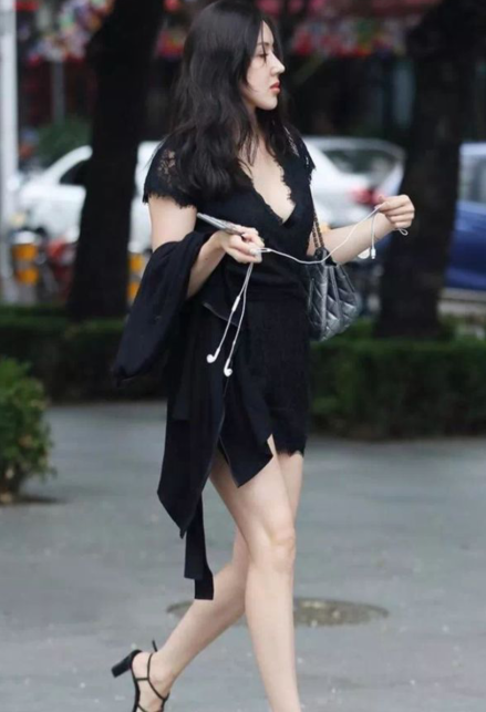 性感妖娆的美女,穿搭时尚充满诱惑,散发成熟女人味.