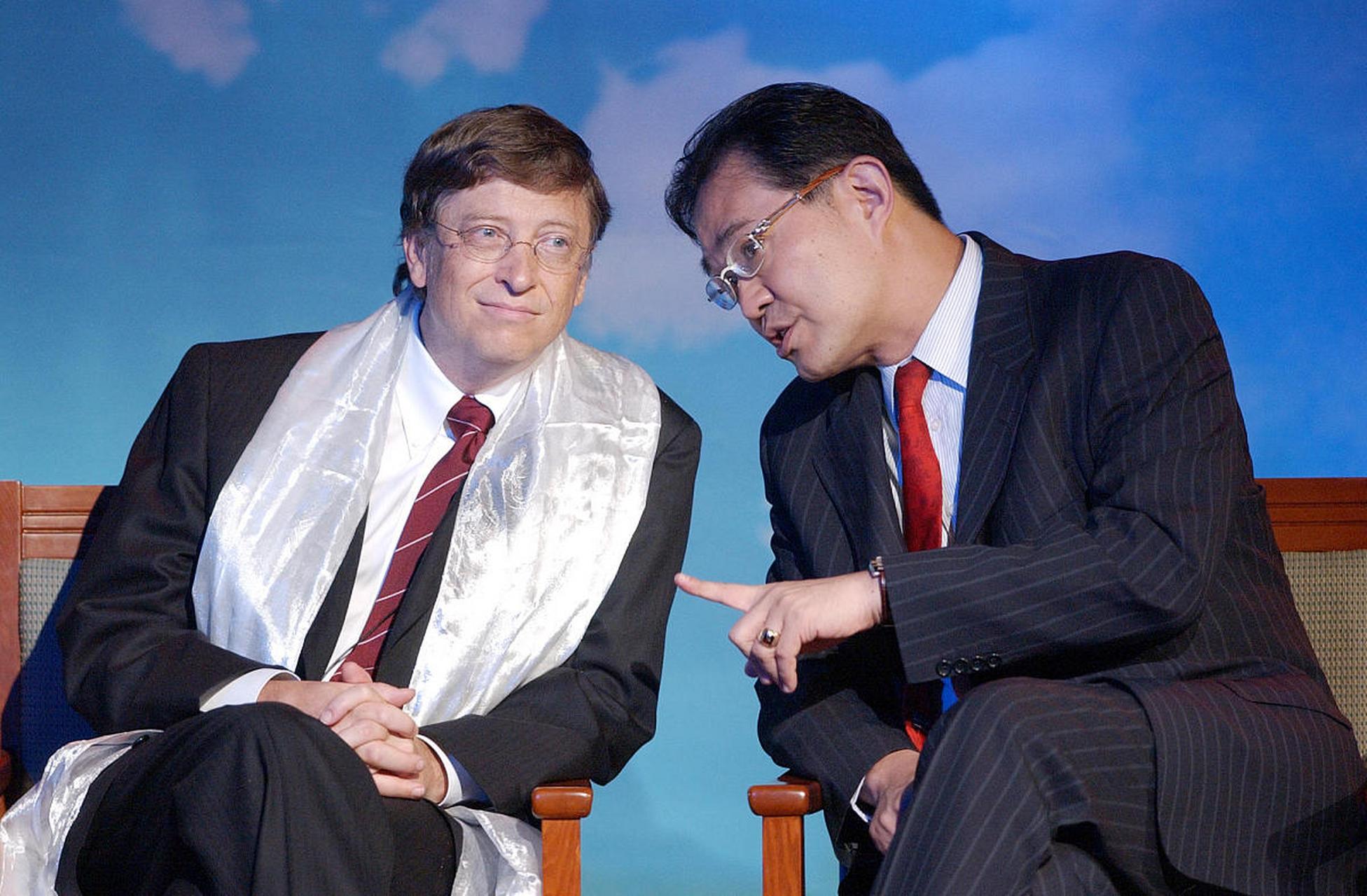 以下是他的主要成长经历的一些关键点:  早期教育:比尔盖茨于1955年10