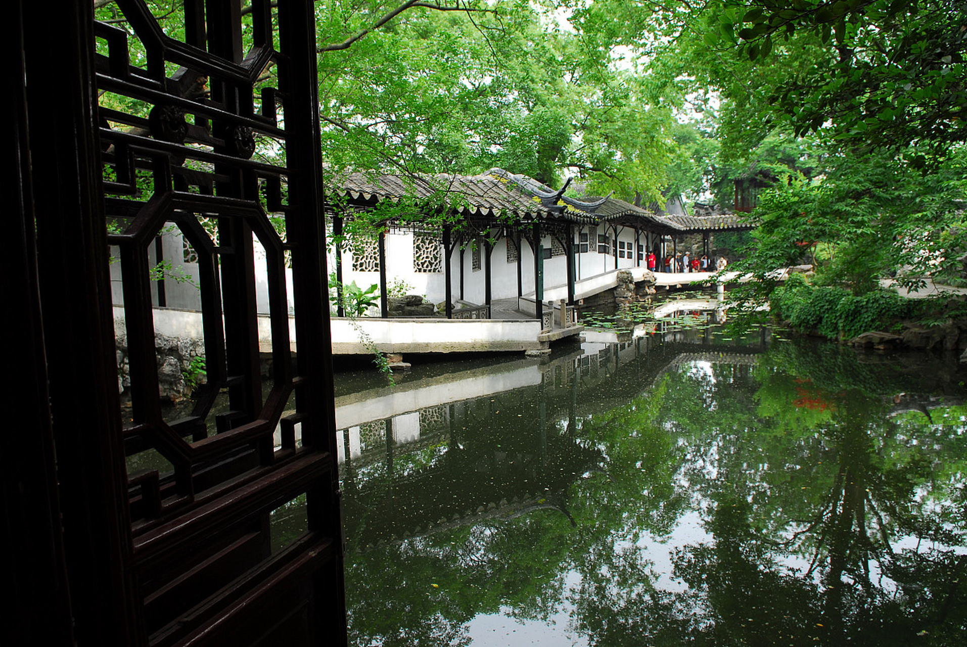 拙政园,位于江苏省苏州市,是中国四大名园之一,也是世界文化遗产的