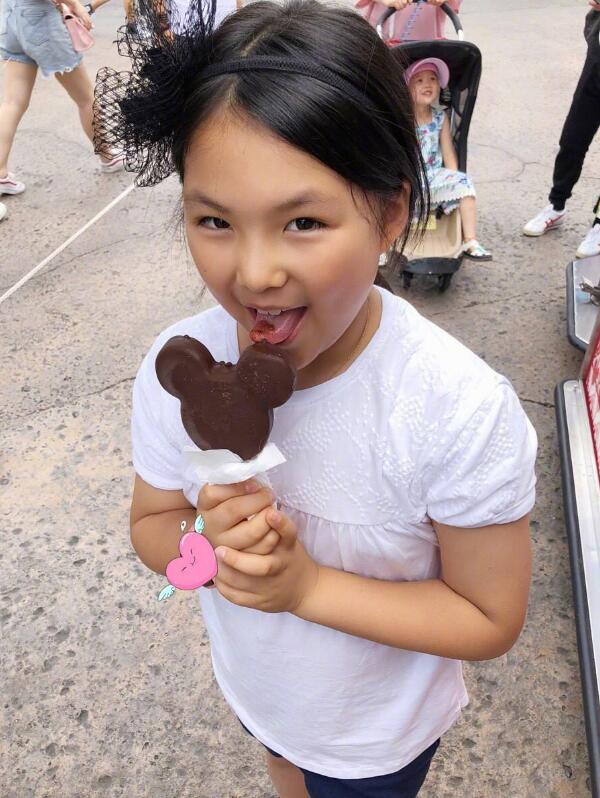 王诗龄书法作品让人称赞,《孔雀图》更美,值10万!