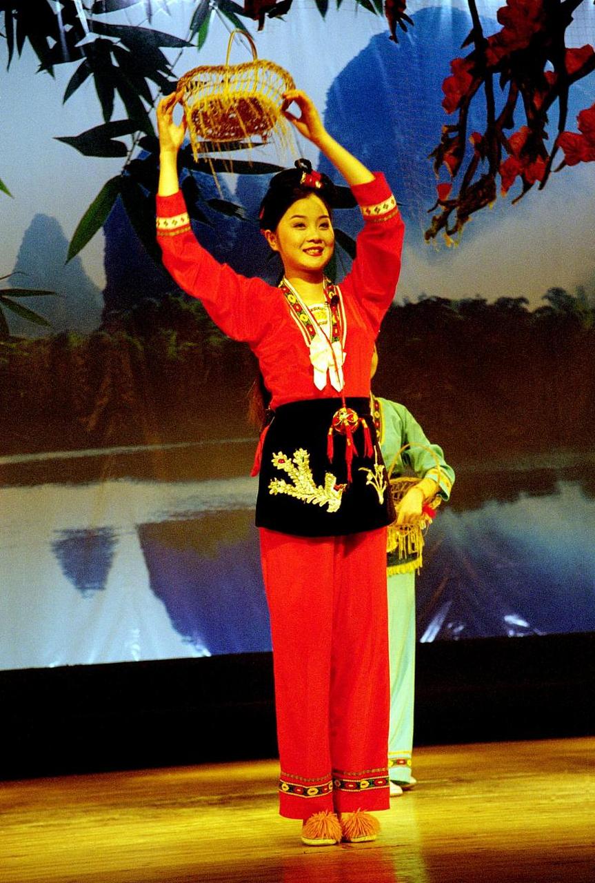 刘三姐是广西壮族民间传说中的歌仙,非真实人物,宋时已有记载.