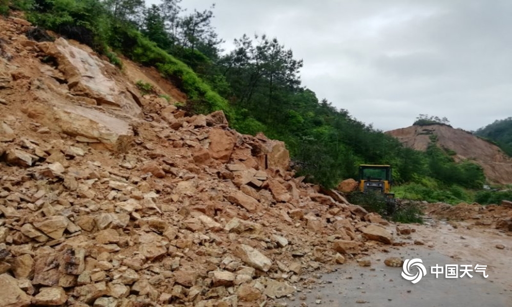 降雨不停灾情频现 福建漳平山体滑坡道路坍塌