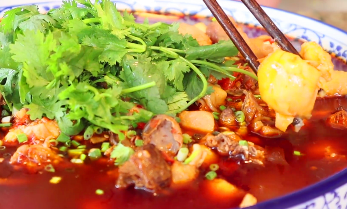 大厨教你芋儿鸡的经典做法,鸡肉香辣细嫩,芋头比鸡肉更好吃