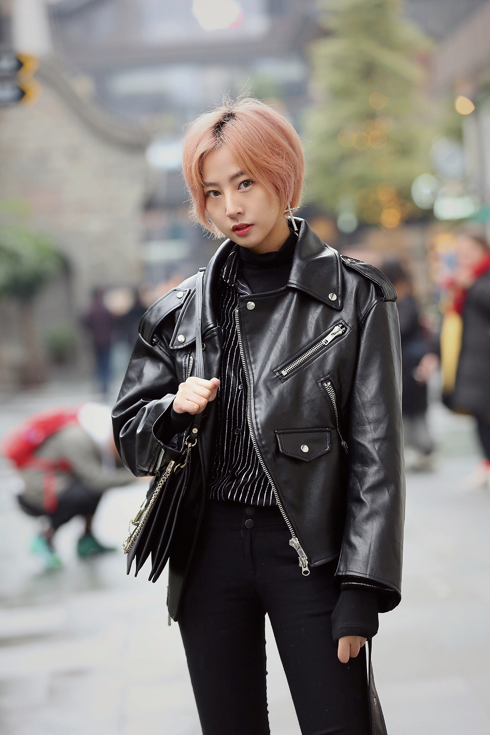 街拍:这么跟你说吧,这个冬天有多冷,穿皮衣的小姐姐就有多酷!