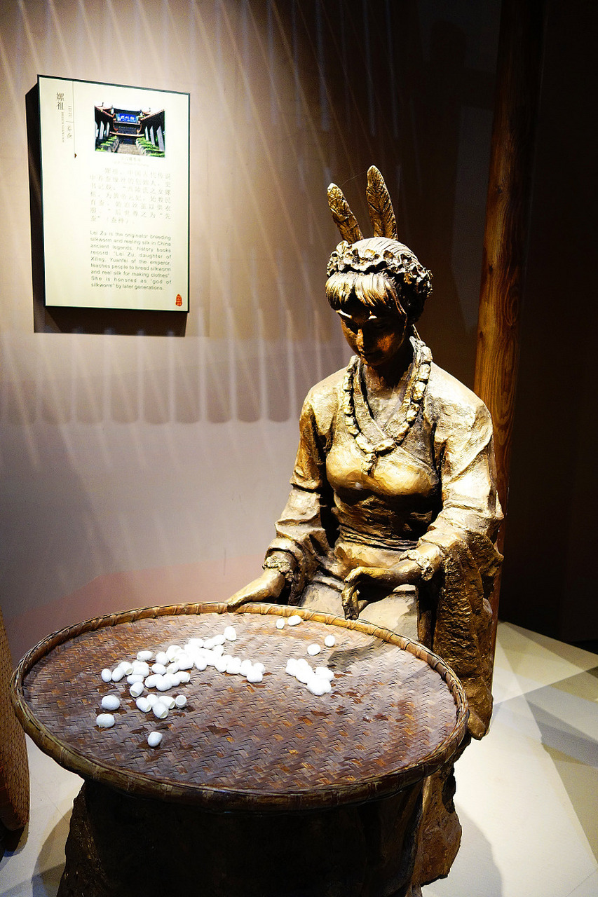 嫘祖是远古时代华夏大地上的一位女子,以智慧和勤劳著称她发现了蚕并