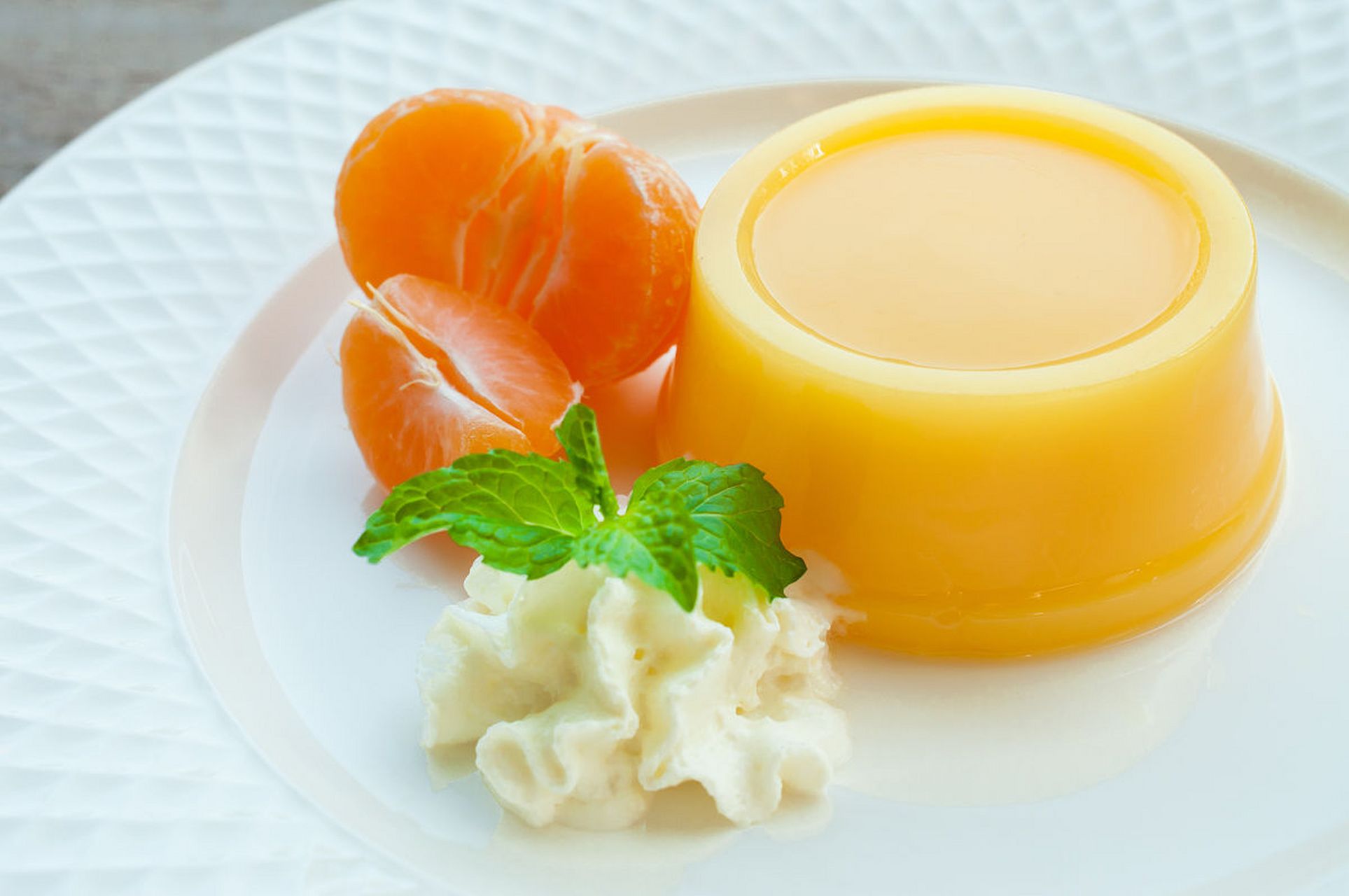 水果养生食谱之"榴莲布丁" 原料:新鲜榴莲果肉240克,布丁粉五分之一