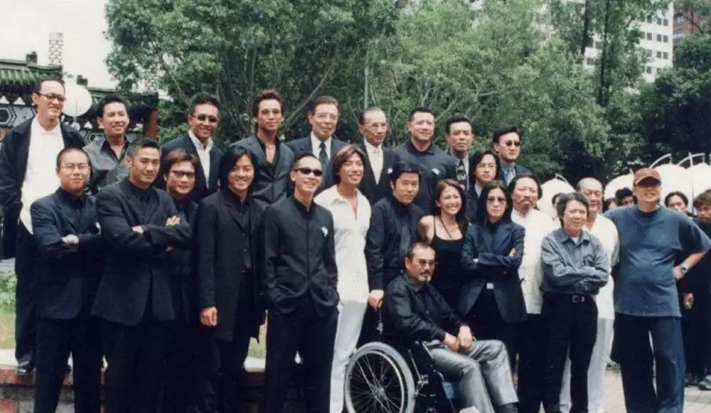 "乌鸦"张耀扬带女友给郑伊健捧场,隔栏杆握手"和解"引回忆杀