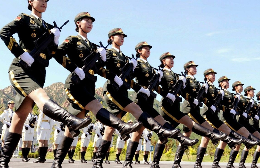 这些女兵们阅兵的时候,穿的都是裙子,既有巾帼英雄的风范,同时也能够