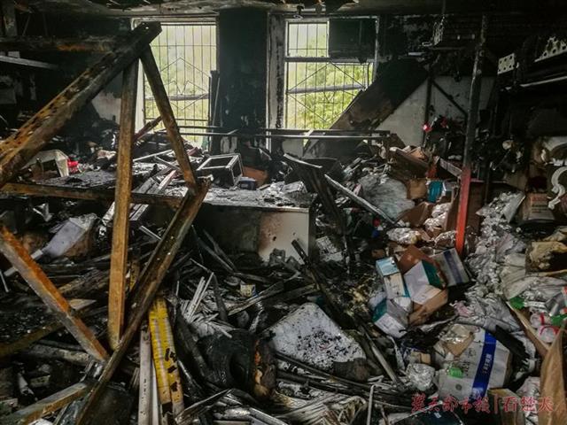 汉西一仓库起火,满屋建材化为灰烬