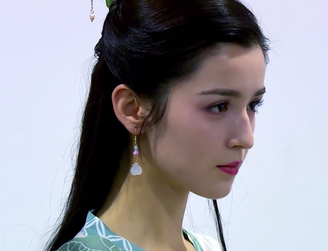 国风美少年:哈妮克孜淘汰后,又跟着老板陈赫上浙江卫视跨年晚会