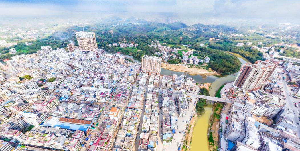 广东茂名化州市平定镇:城镇三面临水,是省级中心镇