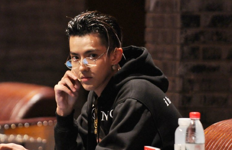 吴亦凡在《中国有嘻哈》中作为导师,眼镜基本上没离开过脸颊,而且每