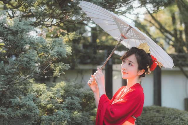 当日本姑娘穿上汉服!一颦一笑都显得那么风雅别致