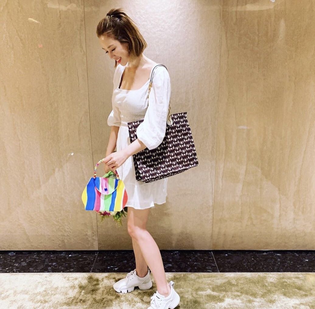 千亿媳妇徐子淇与老公同框,西装配卷发甜美减龄,哪像四个娃的妈