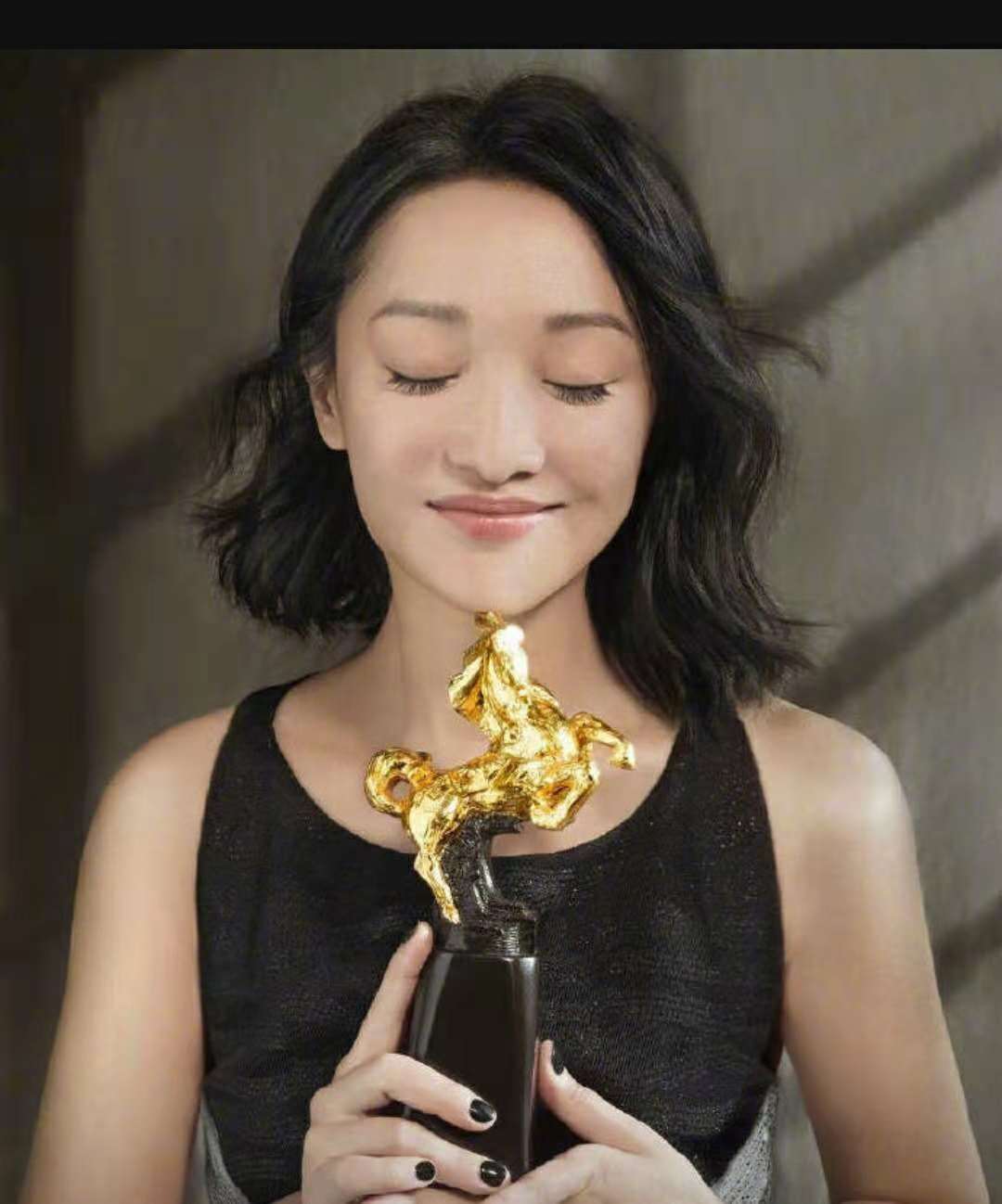 周迅亮相金马奖红毯,未修图显老气,副乳明显