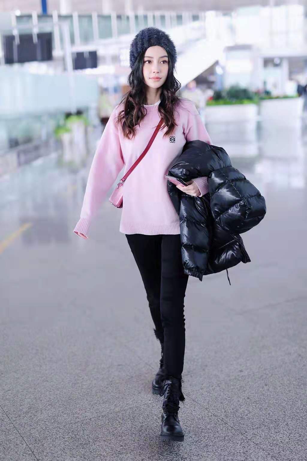 Angelababy穿粉衣走机场,烫波浪大卷发,露温柔甜笑美似洋娃娃 Angelababy穿粉衣走机场,烫波浪大卷发,露温柔甜笑美似洋娃娃