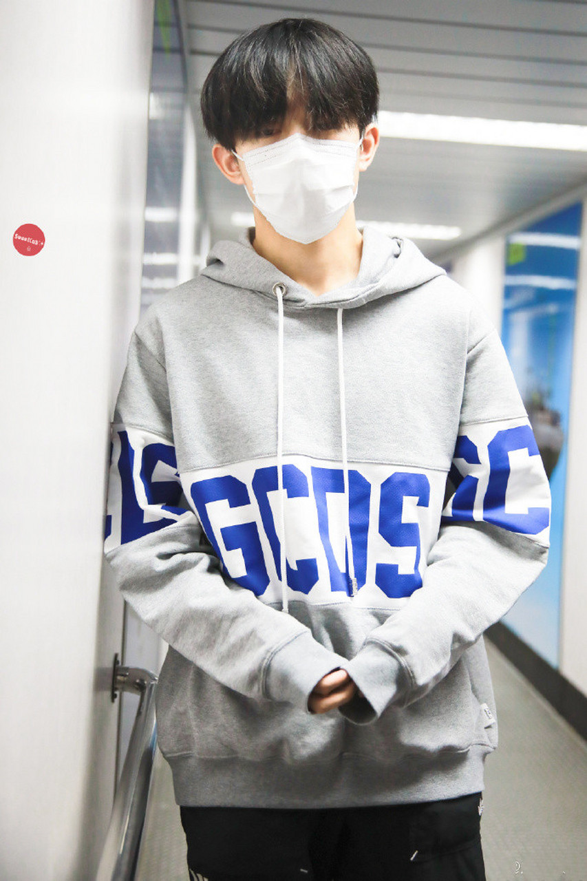 易烊千玺最新机场街拍,灰色字母卫衣搭配黑色运动裤舒适帅气 ,满满的