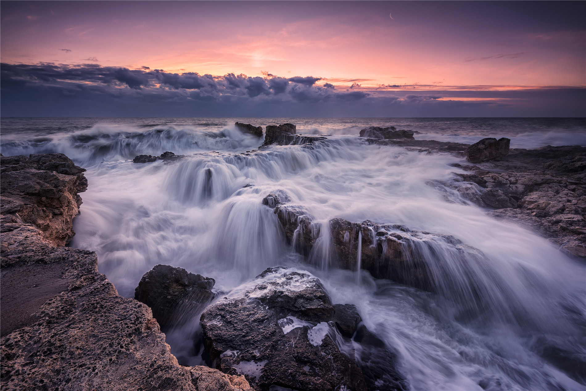 天空有着金灿灿的余晖,美丽的画面展现在眼前,让人喜爱