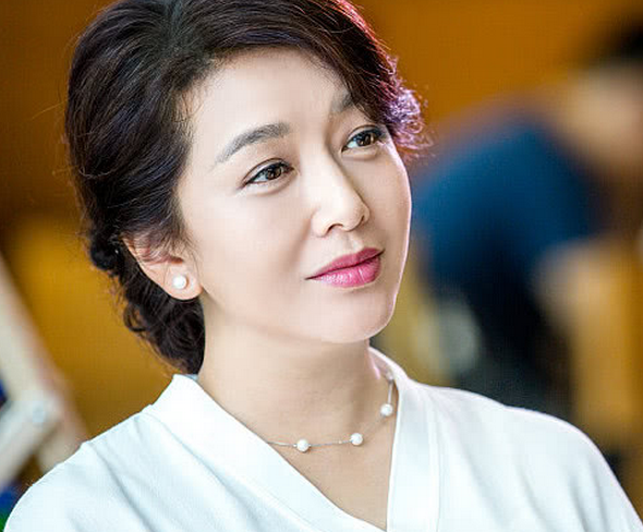 51岁江珊近照,小15岁老公比靳东还帅,女儿长得比她还美!