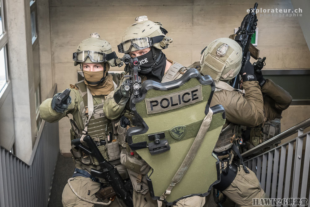 瑞士洛桑特警实战训练 盾牌手膂力惊人 看不见的训练成本最昂贵