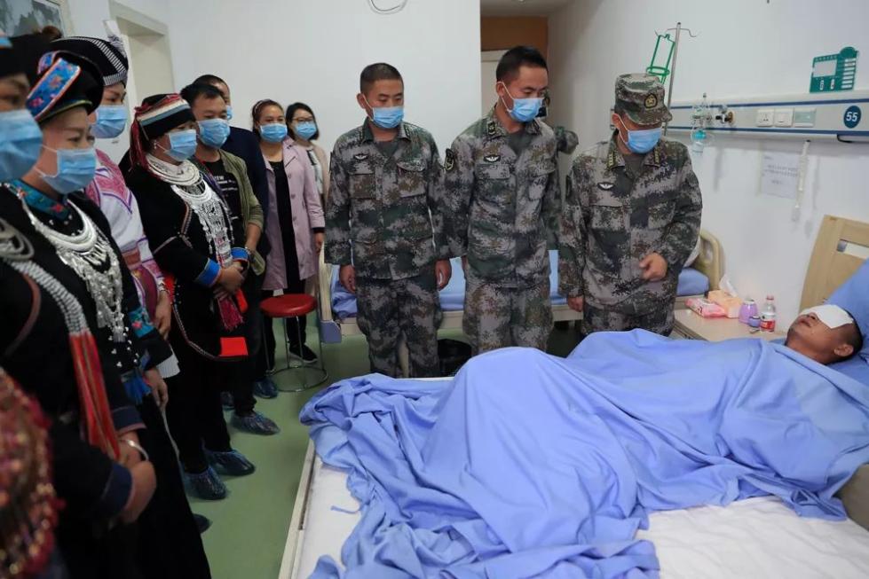 得知杜富国受伤的消息,当地群众自发赶到医院探望./军报记者