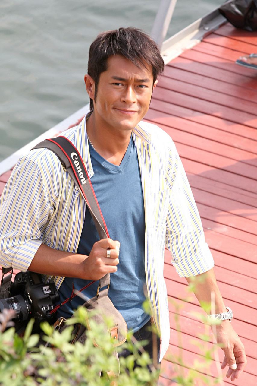 大家期待已久的古天乐现身泰国啦,还跑去拜了四面佛!