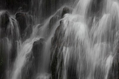 淫雨阵阵,山青水秀.
