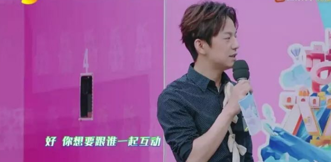 抖音"网红"代古拉k上快乐大本营,一句话智商暴露,何老师救场