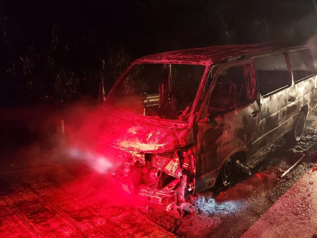 又有面包车起火烧的只剩空壳,冬季防火这些点千万要注意