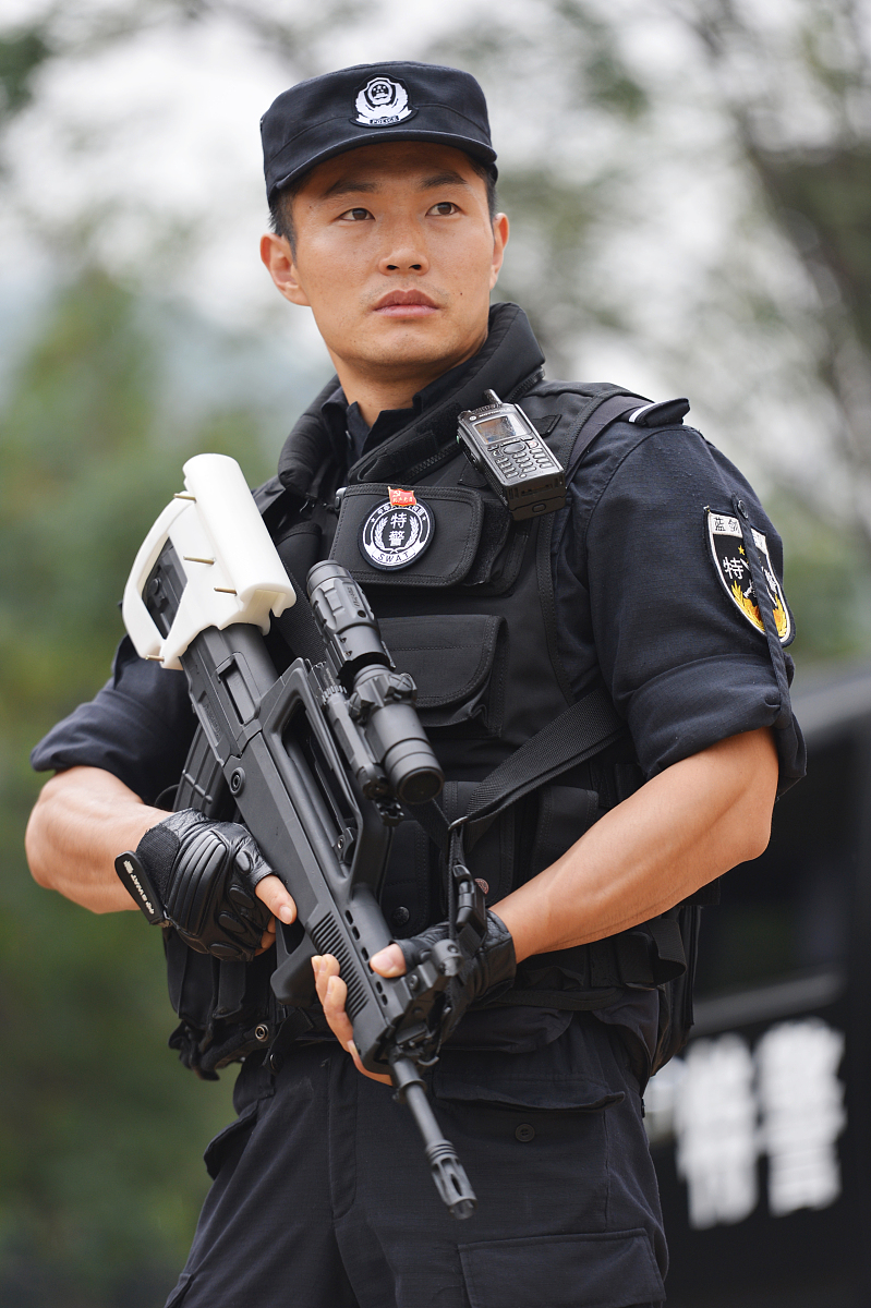这位高大威猛的特警形象,简直就是安全感本身!