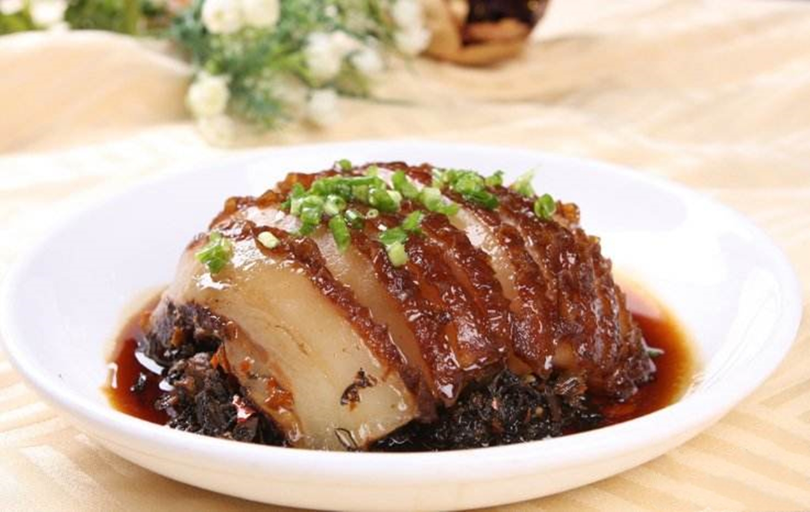 做一份香味扑鼻的豆豉扣肉,烂而不腻,味道鲜美,让人垂涎欲滴