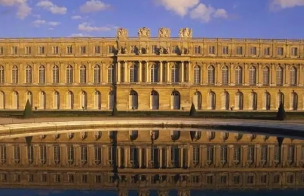 莱尼姆宫 宫殿四隅建有方形塔楼,中轴线上的门廊和大厅则高高隆起