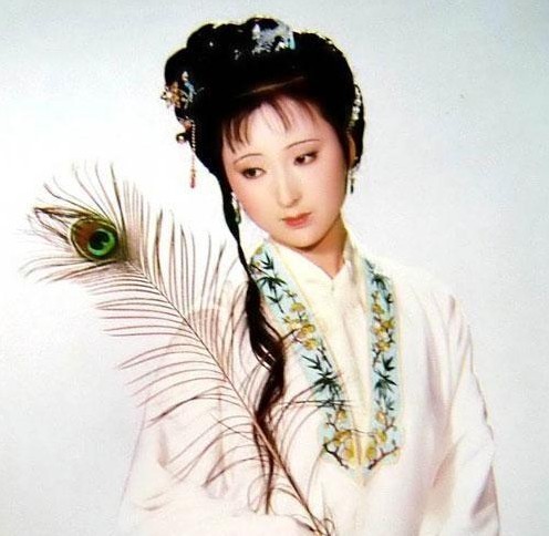 单眼皮美女,目似青杏,难显年纪