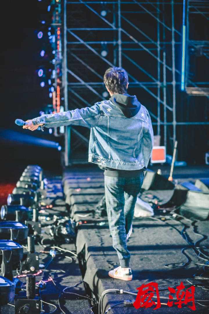 如约而至的许嵩,用心创作着音乐,静静的品味才能领悟其中滋味