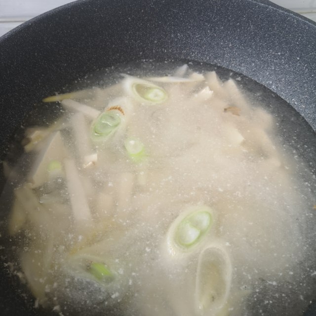 响铃笋尖海鲜汤,汤鲜味美,好喝极了