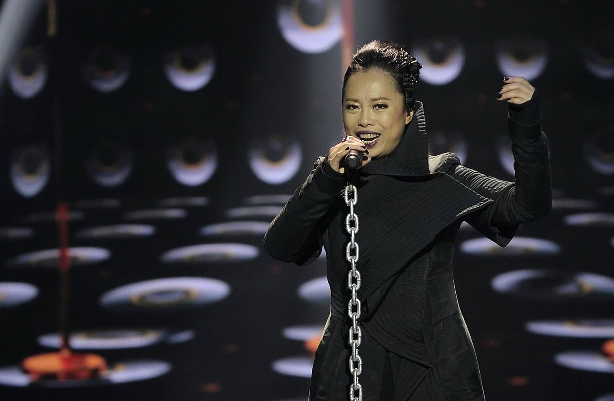 黄绮珊中秋晚会上唱歌跑调,近日公开流泪道歉!