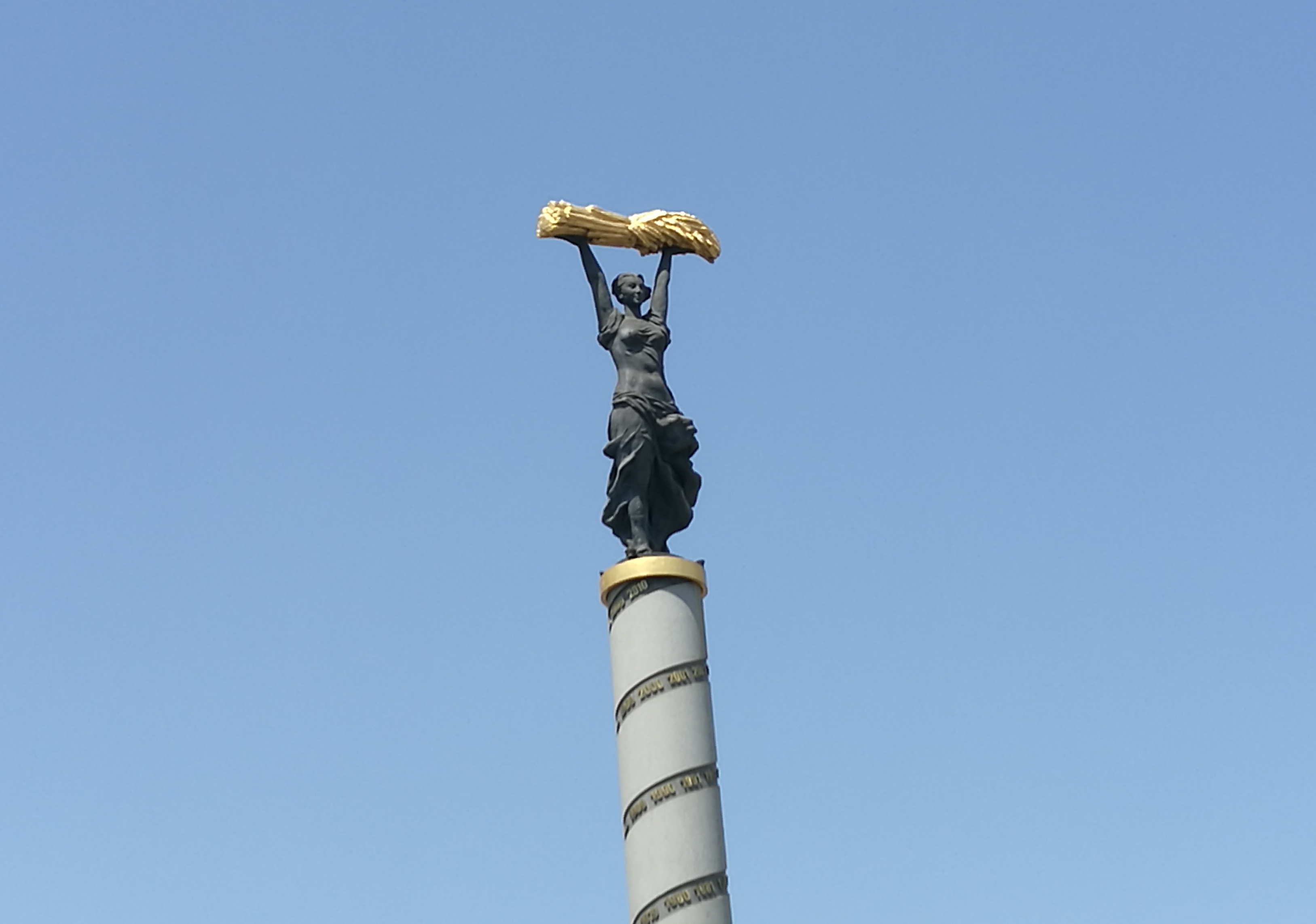 德惠的丰收女神像,象征着什么?圆柱上刻了什么字?