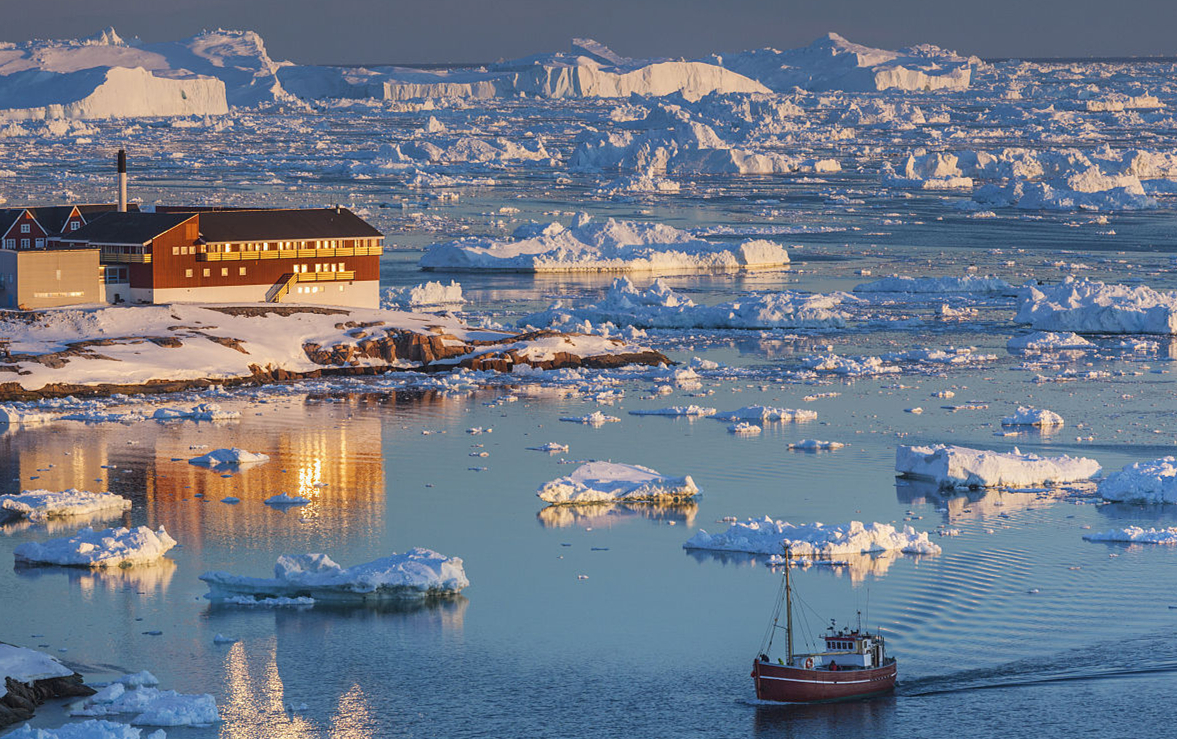 在面积广阔的格林兰岛上,有些地方零散的分布着这样的小房子,这些都是