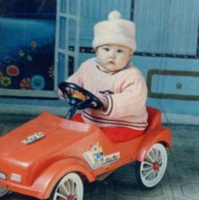 张馨予何捷童年照曝光,确认过眼神,注定要被何捷保护一生!