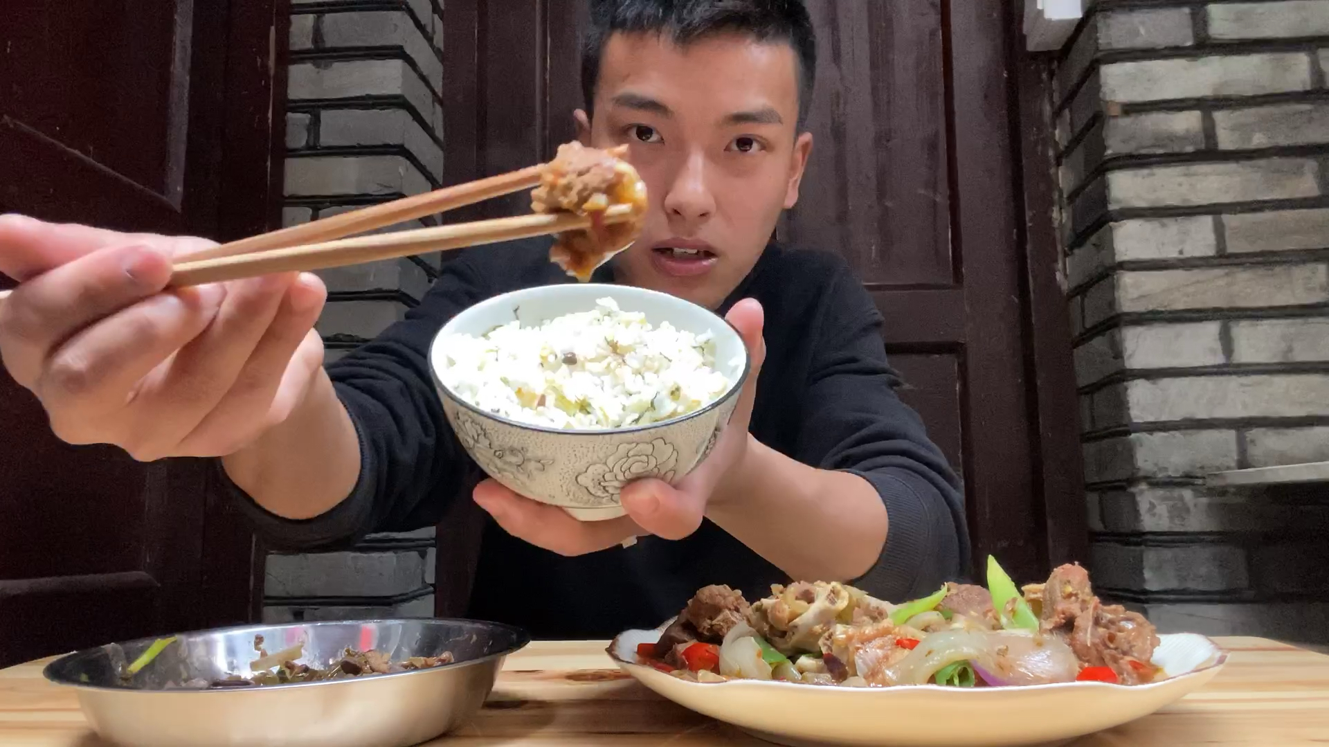 110买了10斤老鸭子,小伙在家做鸭吃,大口吃鸭肉过瘾