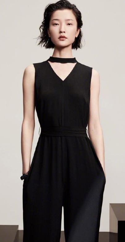 杜鹃:穿黑色连身裤,气质清冷傲人