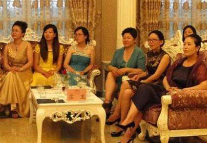 49岁富婆招男司机,包吃包住月薪12万,提3点要求让人很为难