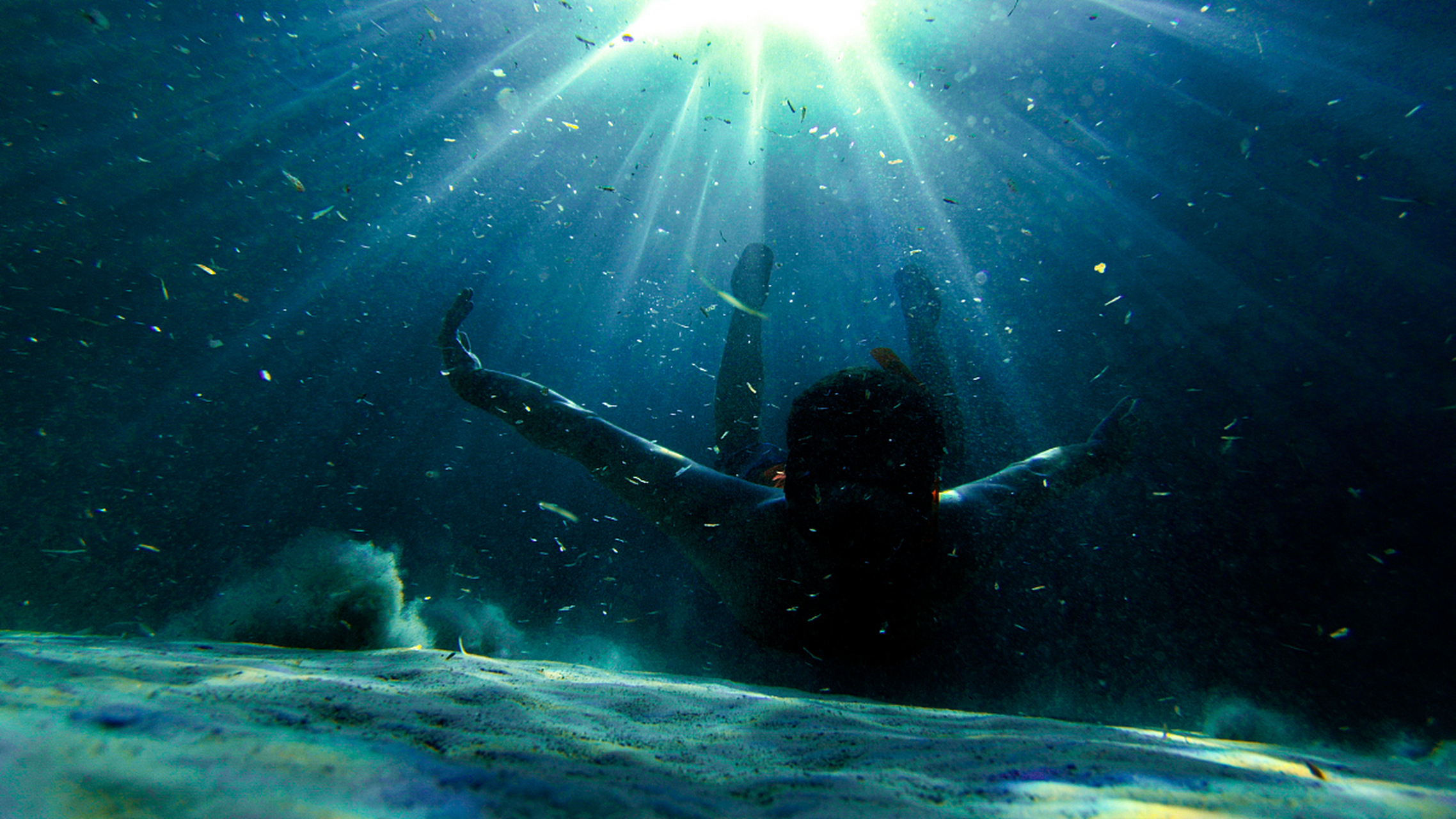 《深海》是一部讲述小女孩参宿在海底奇遇的电影,但剧情凌乱,角色塑造